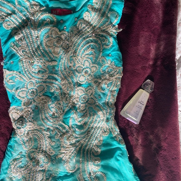 Elegant Turquoise dress - Picture 1 of 3
